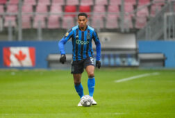 Jurrien Timber in het uitshirt van Ajax