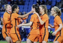 De OranjeLeeuwinnen juichen na een doelpunt tegen Finland