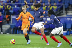Katja Snoeijs namens de Oranje Leeuwinnen in actie tegen Wendie Renard