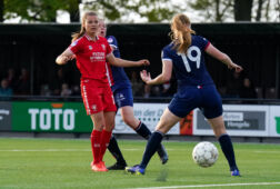 Kayleigh van Dooren (FC Twente) in duel met VV Alkmaar