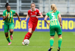 Kayra Nelemans in het shirt van ADO Den Haag