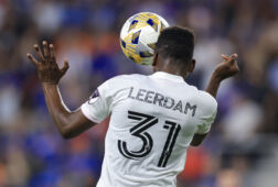 Kelvin Leerdam kopt een bal weg bij Inter Miami