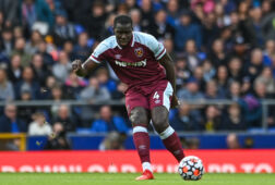 Kurt Zouma in actie namens West Ham United
