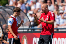 Lennard Hartjes is in gesprek met Arne Slot
