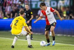 Leo Sauer namens Feyenoord tegen NAC