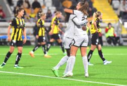 Lieke Martens viert haar goal namens PSG