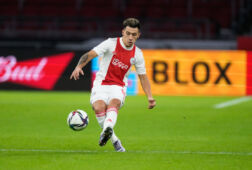 Lisandro Martinez passt de bal
