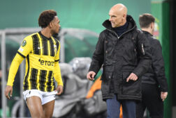Lois Openda in gesprek met trainer Thomas Letch