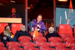 Louis van Gaal kijkt vanuit zijn rolstoel toe tijdens Nederland - Noorwegen