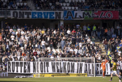 Een spandoek tegen Fred Rutten bij Heracles Almelo