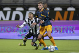 Joost van Aken in duel met Anas Ouahim