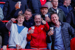 Supporters van FC Twente met een biertje
