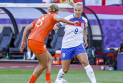 Beth Mead tegenover Kerstin Casparij
