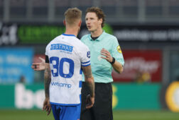Maikel van der Werff met scheidsrechter Martin van den Kerkhof