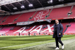 Marc Overmars loopt door de Johan Cruijff Arena