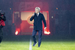Marcel Brands richt zich tot de supporters in het Philips Stadion