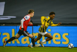 Marcus Pedersen en Loïs Openda tegen elkaar