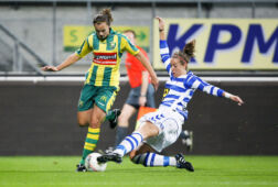 Marelle Worm in het shirt van ADO Den Haag