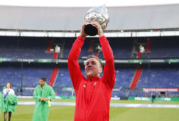 Mario Götze met de KNVB Beker in zijn hand