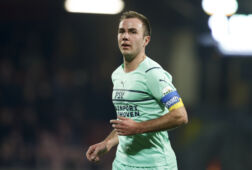 Mario Gotze met de Oekraine aanvoerdersband