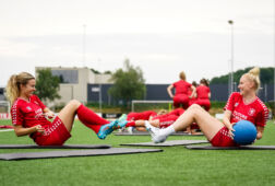 Maud Roetgering en Danique Kerkdijk op de training van FC Twente