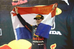 Max Verstappen met de Nederlandse vlag