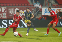 Mees Hilgers en Jayden Oosterwolde kijken naar een schot van Alireza Jahanbakhsh