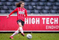 Melanie Bross in het shirt van PSV
