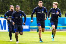 Memphis Depay, Georginio Wijnaldum, Stefan de Vrij en Frenkie de Jong