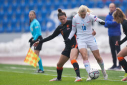 Merel van Dongen in duel met Katerina Svitkova