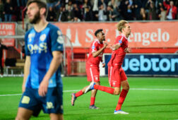 Michel Vlap en Virgil Misidjan juichen na een goal van de middenvelder