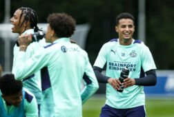 Mohamed Ihattaren heeft het naar zijn zin op de training van PSV
