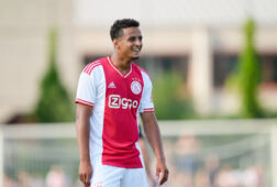 Mohamed Ihattaren lacht