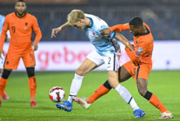 Morten Thorsby in duel met Georginio Wijnaldum