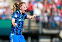 Nadine Noordam juicht na het scoren in de finale van de TOTO KNVB Beker