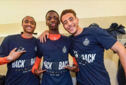 Noah Mbamba poseert met Daniel Pérez en Tahith Chong