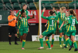 ADO Den Haag juicht na een goal tegen VV Alkmaar