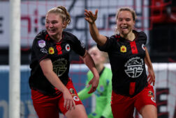 Nikki Ridder juicht na haar doelpunt