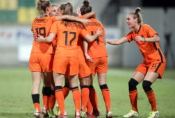 De OranjeLeeuwinnen juichen na een goal tegen Cyprus