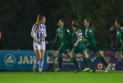 Feyenoord juicht na de 0-1 tegen SC Heerenveen