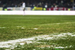 Sneeuw op het voetbalveld