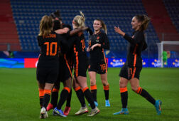 Oranje Leeuwinnen in het huidige uittenue