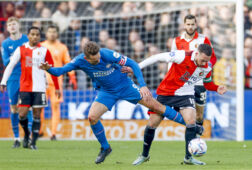 Orkun Kokcu in duel met Luuk de Jong