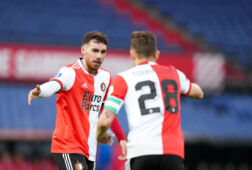 Orkun Kökcü en Jens Toornstra geven elkaar een hand