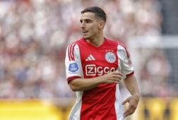 Oscar Gloukh in het veld
