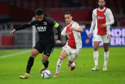 Owen Wijndal en Antony vechten om de bal