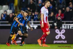 Siebe Schrijvers en Emmanuel Dennis vieren een treffer van Club Brugge