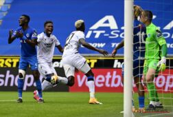 Youssouph Badji viert zijn winnende tegen KRC Genk