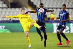 Odilon Kossounou in duel met Erling Haaland van Dortmund