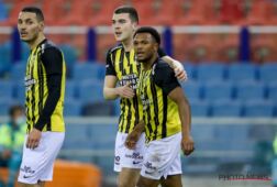 Loïs Openda viert een treffer namens Vitesse